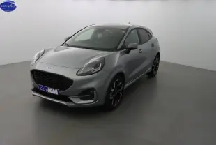 Ford Puma gris Solar Metal en vue 3/4 avant droit, avec calandre noire et jantes bi-ton distinctives.