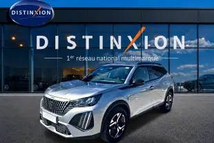 Peugeot 2008 gris artense en 3/4 avant droit, avec jantes alu et toit noir devant showroom Distinxion.