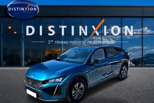 PEUGEOT 408 Hybrid 145 allure e-dcs6 bleu en 3/4 avant droit, avec calandre distinctive et jantes alu visibles.