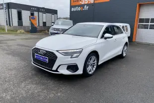 Audi A3 Sportback blanc Ibis vue 3/4 avant droit avec calandre hexagonale noire et phares LED distinctifs.