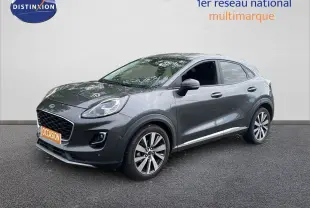 Ford Puma gris en 3/4 avant droit, mettant en valeur ses jantes alliage et son design compact urbain.