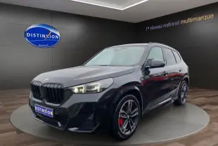 BMW X1 xDrive20d M Sport PRO noir en 3/4 avant droit avec jantes sport et étriers rouges visibles