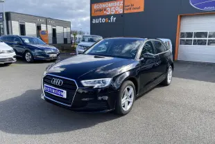 Audi A3 Sportback noir mythic metal vue 3/4 avant droit avec calandre chromée et phares LED au Xénon Plus.
