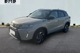 Suzuki Vitara 1.4 Boosterjet Hybrid 2026 vue 3/4 avant en So'Color Savanna Ivory/Black métal avec jantes alu distinctives.