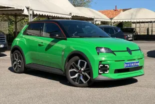 Renault R5 E-TECH électrique vert Pop vue 3/4 avant avec toit noir étoile et jonc rouge alu.