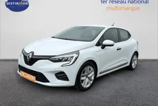 Renault Clio blanc en 3/4 avant droit, avec calandre noire et feux LED distinctifs, sur fond neutre.