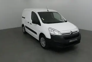 Vue 3/4 avant gauche d'un utilitaire Citroën Berlingo blanc avec pare-chocs noirs dans un studio gris.