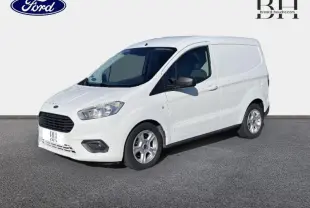Fourgon Ford Transit Courier blanc Glacier vu en 3/4 avant droit, avec calandre noire et jantes alliage.