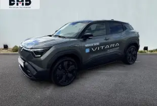Suzuki Vitara électrique 2026 en 3/4 avant, vert Land Breeze avec toit noir et jantes noires distinctives.