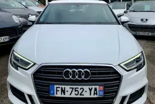 Vue frontale d'une Audi A3 Berline blanche 30 TFSI S Line Plus 2020 avec calandre noire et phares LED allumés.