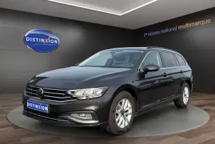 Volkswagen Passat break gris foncé vue 3/4 avant droit avec phares LED et jantes alliage en showroom.