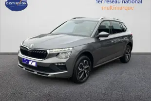 Vue 3/4 avant d'un Skoda Kamiq gris graphite 2025 avec jantes bi-ton et calandre noire distinctive.