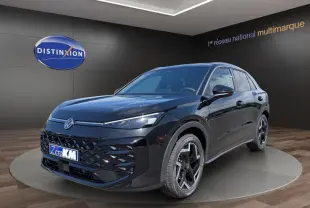 Volkswagen T-Roc noir vue 3/4 avant droit avec calandre noire et jantes distinctives en showroom.