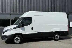 Fourgon Iveco Daily blanc vu de profil côté gauche, soulignant sa silhouette haute et ses détails noirs bas de caisse.