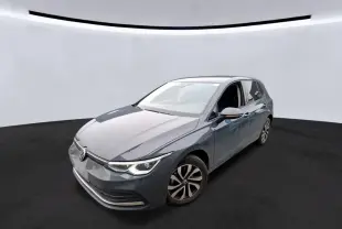 Volkswagen Golf 1.5 eTSI gris vue 3/4 avant droit dans un studio avec phares LED allumés.