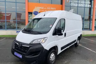 Opel Movano Fourgon blanc vu en 3/4 avant droit, avec calandre noire et rétroviseurs électriques dégivrants.