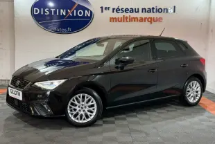 SEAT Ibiza 1.0 TSI 110 FR noire vue de profil côté gauche en intérieur avec jantes alliage et phares LED allumés.