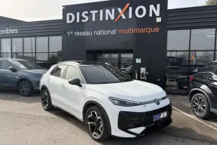 Volkswagen T-Roc blanc pur toit noir en 3/4 avant droit avec jantes noires et calandre noire brillante.