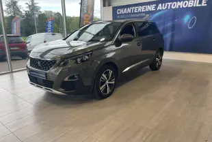 Peugeot 5008 gris Amazonite vue 3/4 avant droit en showroom avec jantes alliage et calandre distinctive