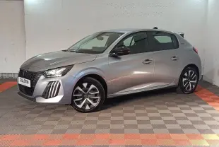 Peugeot 208 Hybrid gris clair vue 3/4 avant droit, avec jantes stylisées et feux LED distinctifs.