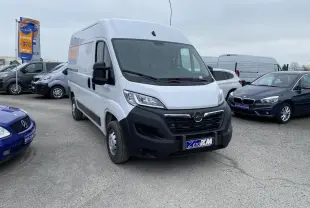 Fourgon blanc Opel Movano 3.5T vue 3/4 avant droit avec calandre noire et plaque Zero KM visible