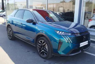 Peugeot 3008 Hybride 2024 bleu Obsession en 3/4 avant droit, avec calandre noire et jantes noires brillantes.