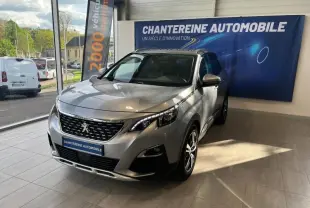 Peugeot 3008 gris Artense vue 3/4 avant droit en showroom avec calandre chromée et jantes alliage.