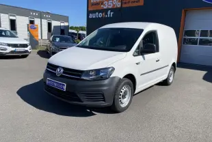 Volkswagen Caddy Van blanc candy vu en 3/4 avant droit avec pare-chocs noirs et jantes acier simples.