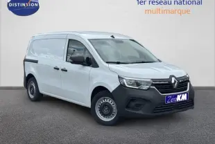 Renault Kangoo Van blanc en 3/4 avant droit avec calandre noire et jantes acier simples.