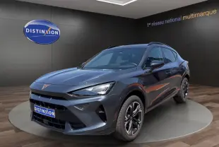 Vue 3/4 avant droite d'un CUPRA Formentor gris foncé avec jantes noires et logo cuivré sur calandre.