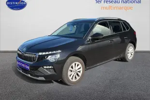 Vue 3/4 avant droit d'un Skoda Kamiq noir avec calandre chromée et jantes alu sur fond neutre.