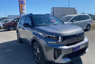 Citroën C3 Aircross gris Mercury toit noir, vue 3/4 avant avec calandre noire et jantes alliage 17 pouces.