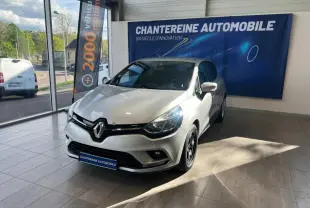 Renault Clio Gris Platine vue 3/4 avant droit en showroom avec logo et bannière Chantereine Automobile.
