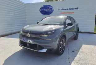 Citroën C4 hybride 2025 Manhattan Green vue 3/4 avant avec toit noir et jantes bi-ton élégantes.