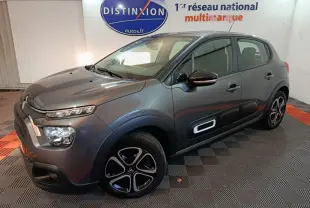 Citroën C3 BlueHDi 100 BVM Plus gris foncé vue 3/4 avant droit avec protections latérales et jantes spécifiques.