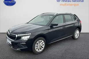 Vue 3/4 avant d’un Skoda Kamiq noir 2025 avec jantes alu et barres de toit argentées sur fond neutre.