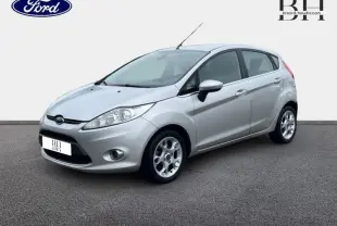 Ford Fiesta 1.6 TDCi gris lunaire vue 3/4 avant droit avec jantes alu et calandre chromée.