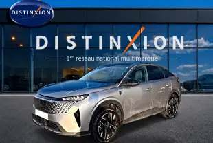 Peugeot 3008 gris en 3/4 avant droit, avec calandre distinctive et jantes alliage noires devant showroom Distinxion.