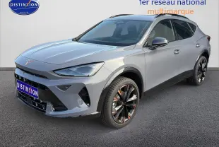 Vue 3/4 avant droit du CUPRA Formentor gris graphene avec jantes noires et détails cuivrés, sur fond neutre.