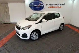 Peugeot 108 blanc vue 3/4 avant droit dans un showroom avec logo Distinxion en arrière-plan.