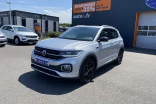 Volkswagen T-Cross 2022 R-Line en reflet d'argent métallisé, vue 3/4 avant avec jantes noires Köln 18 pouces.