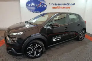 Citroën C3 BlueHDi 100 BVM PLUS noire vue 3/4 avant droit avec jantes spécifiques et protections latérales blanches.