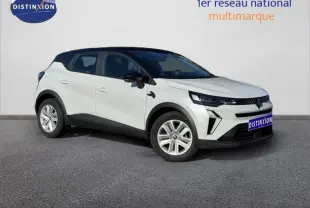 Renault Captur blanc nacré en 3/4 avant droit, toit noir contrasté et jantes alliage, version 2025 Essence manuelle.