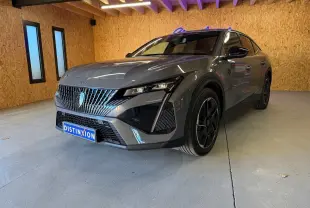 Peugeot 408 gris Selenium vue 3/4 avant droit, calandre verticale et jantes alliage 19'' diamantées graphite.