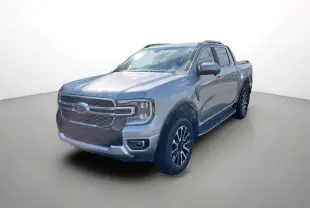Ford Ranger 3.0 V6 gris iconic en 3/4 avant droit, avec calandre distinctive et jantes alu 20 pouces.