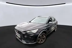 Vue 3/4 avant droite d'un CUPRA Formentor noir avec jantes alu et signature lumineuse Tri-LED visible.