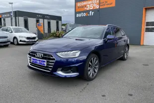 Audi A4 Avant bleu Navarre vue 3/4 avant droit avec jantes 5 branches et calandre chromée sur parking extérieur