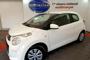 Citroën C1 blanc vue 3/4 avant droit en intérieur, avec jantes acier et rétroviseurs blancs.