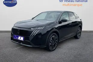 Peugeot 3008 noir vue 3/4 avant droit, avec calandre distinctive et jantes alliage modernes.