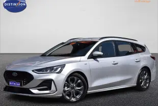 Ford Focus SW 1.5 EcoBlue 115 ST Line X en Moondust Silver, vue 3/4 avant droit avec jantes alliage 17 pouces.